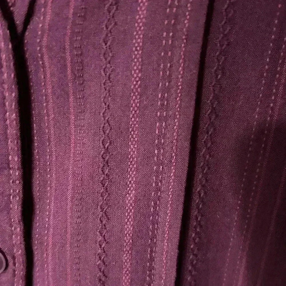 Woolrich Dark Purple Casual button-up blouse. Size Medium. Subtle ribbing/stripe - Picture 5 of 15